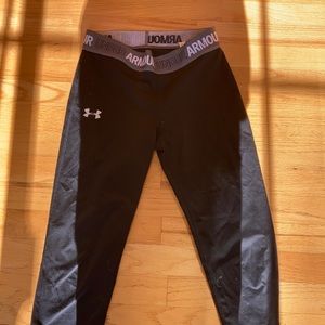 Selling girls Under Armor capris